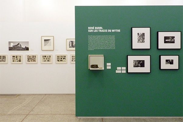 Exposición de René Burri con cartelas junto a sus obras.